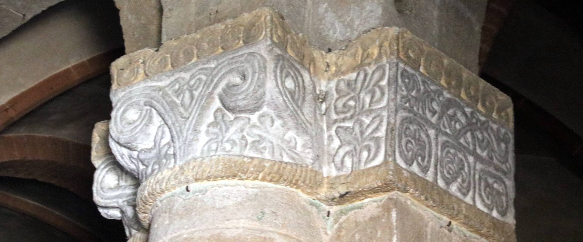 Collegiata di Santa Maria (Castell'Arquato), capitello, inizi sec. xii 02 foto di Mongolo1984